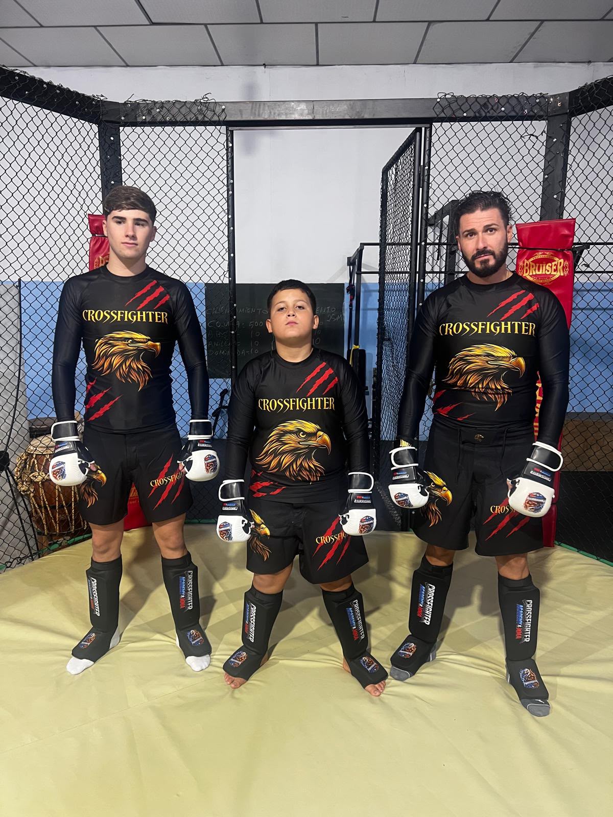 Alumnos de Crossfighter MMA Academy en la jaula